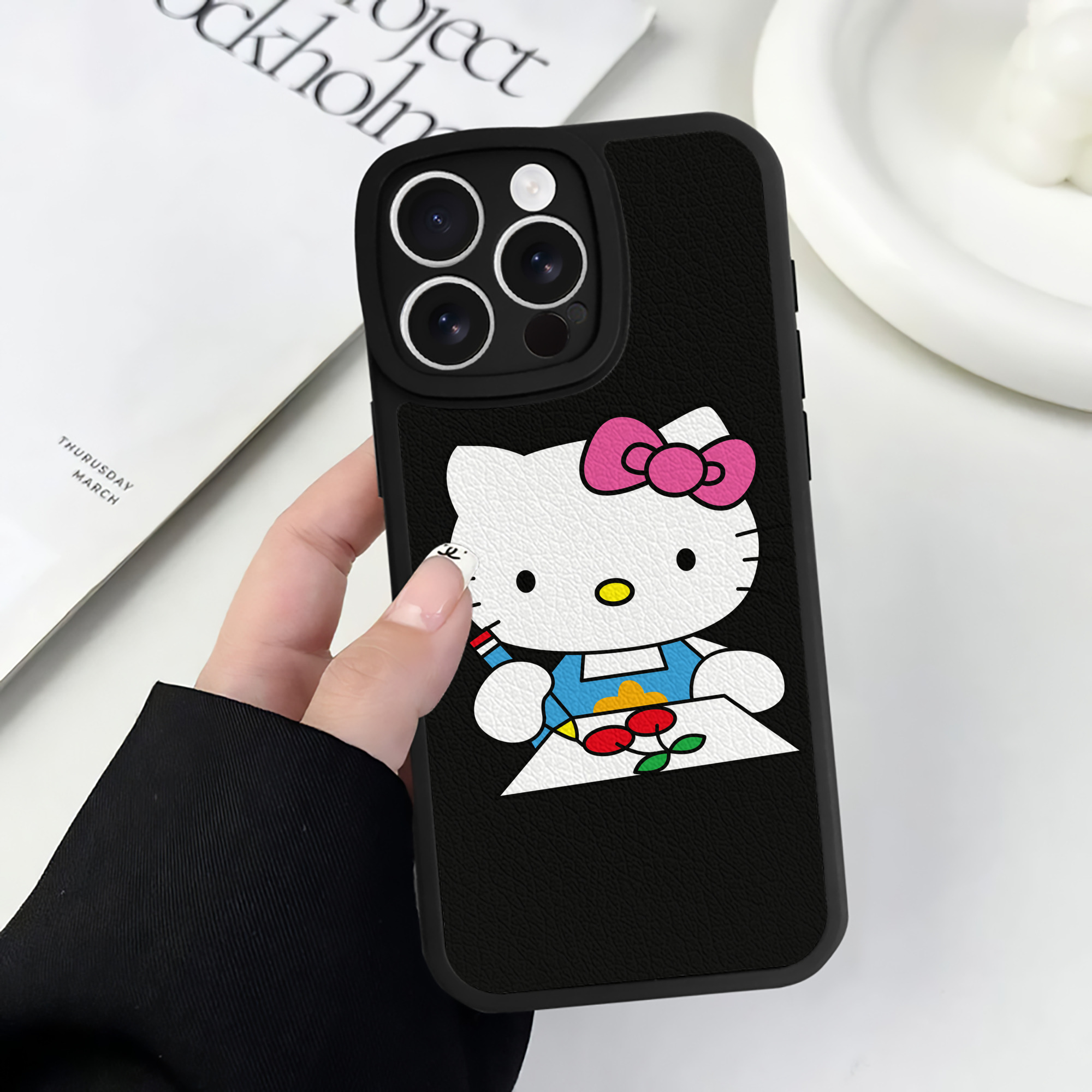 （画像用） Hello Kitty ハローキティ 【iPhone 16シリーズ対応】シリコンスマホケース（レザー調） 材質：シリコン